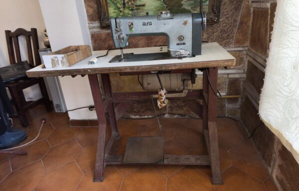Máquina de Coser Industrial ALFA (Modelo 205-300) con Mesada y Motor